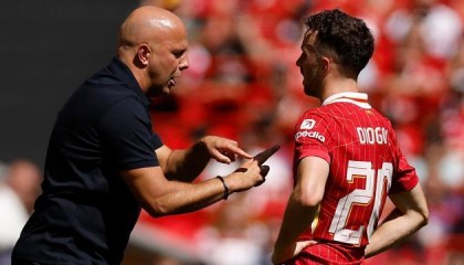 爱游戏官网-斯洛特：很多人讨论引援，但我们的替补席人手充足