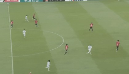 日职联半场：绀野和也屡造险，鹿岛鹿角暂0-0福冈黄蜂