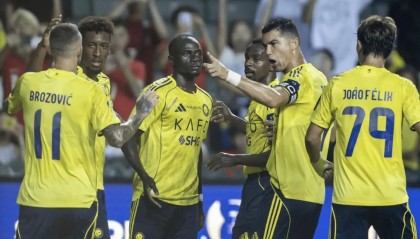 爱游戏平台-C罗本可赚足金钱后就转身离开，但太过于较真的性格让他陷入指责